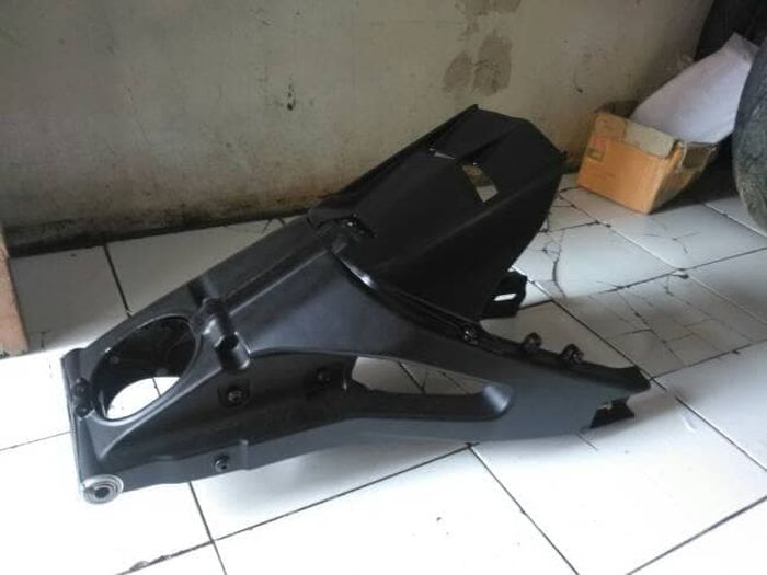 Ilustrasi swing arm Yamaha R15 V2.