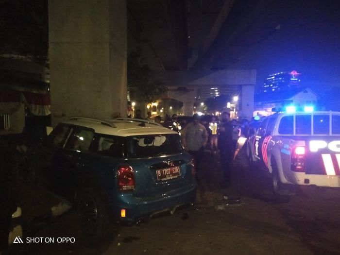 Mini Cooper S Countryman menabrak tiang beton MRT di Jakarta Selatan