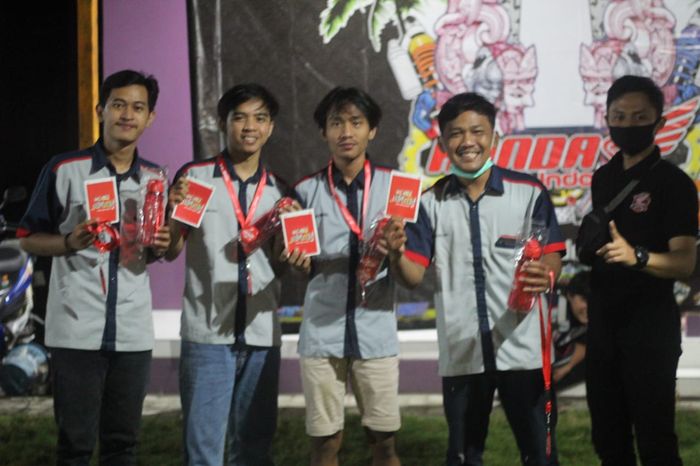 Pembagian hadiah pemenang games HWI