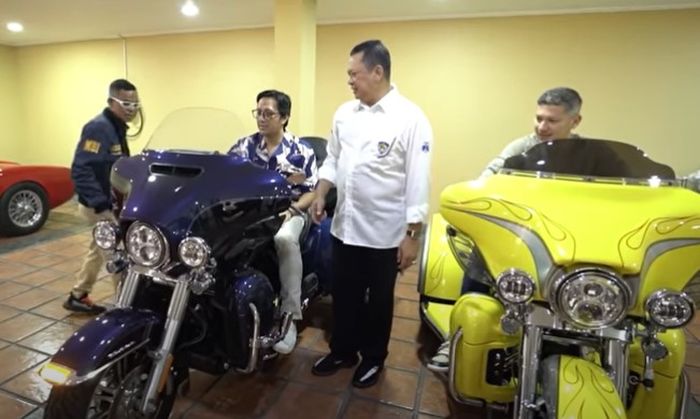 Andre dan Gading saat mencoba menyalakan Harley-Davidson milik Bamsoet