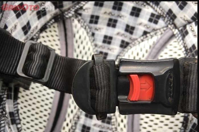 Kunci pengait helm model Quick Release