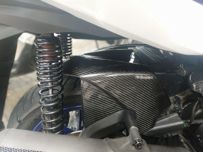 Hugger arm carbon kevlar di Honda Forza 250.