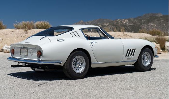 Tampak belakang Ferrari 275 GTB 1966 yang terjual di rumah lelang Gooding &amp; Co.