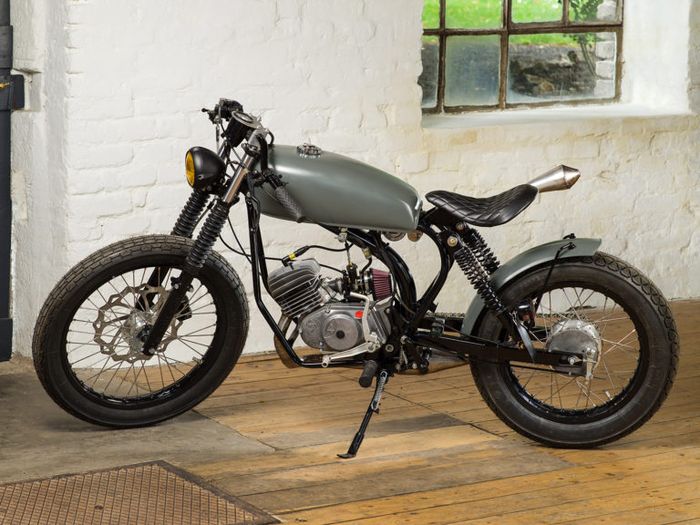 Meski bergaya cafe racer, bagian belakangnya lebih cocok disebut bobber