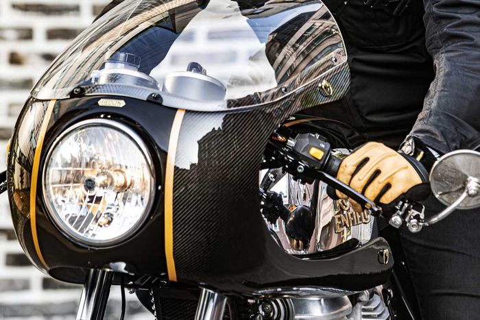 Quarter fairing dengan headlamp milik Harley-Davidson