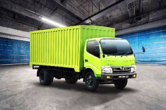 Truk Hino Dutro model cargo atau box.