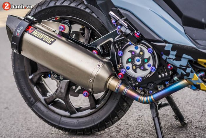 Pakai muffler Akrapovic dan cover radiator dengan desain unik