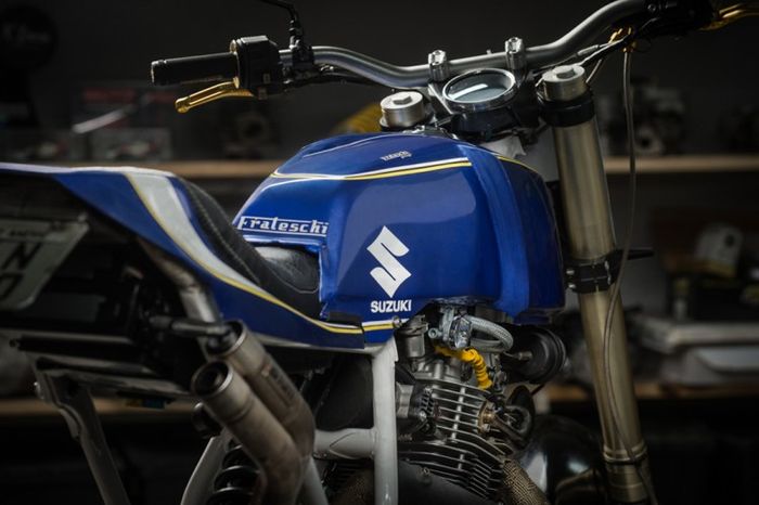 Tangki Honda CB400N dipakai dan dipadukan dengan buntut khas flat tracker