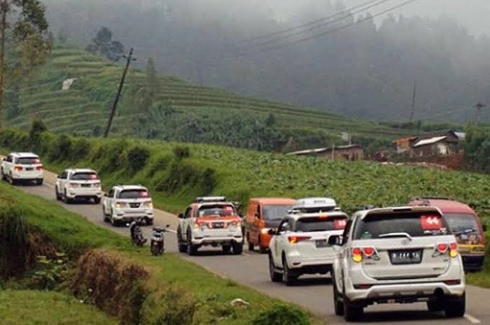 Ilustrasi penyalahgunaan lampu hazard yang dinyalakan saat konvoi