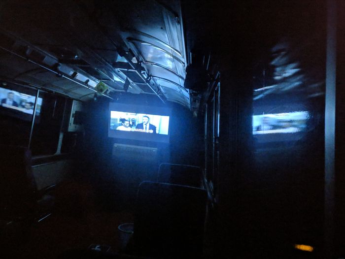 Suasanan di dalam bus Jepang klasik ala bioskop saat film dimulai