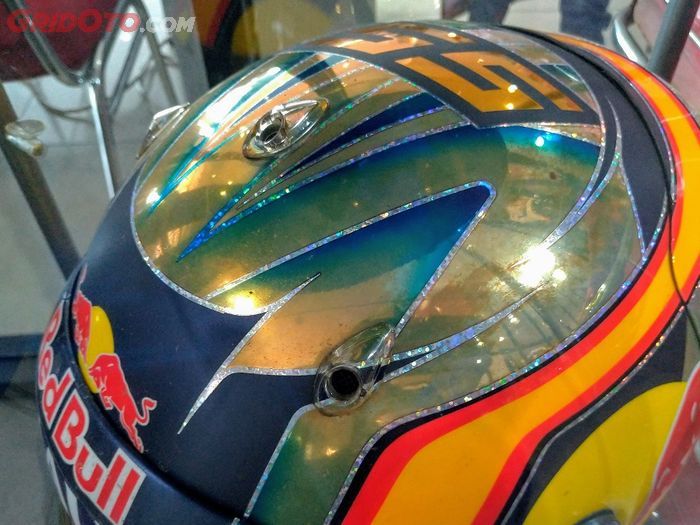 Contoh desain ventilasi pada helm milik pembalap FI, Carlos Sainz Jr.
