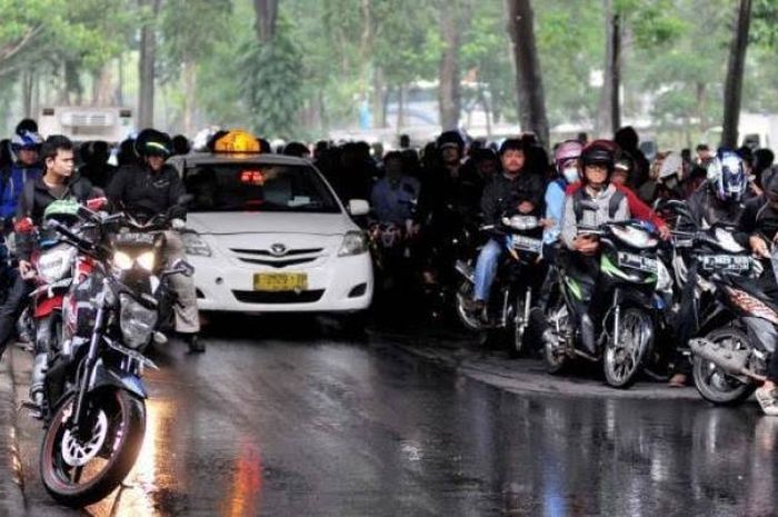 Dilarang berteduh di bawah flyover, ini aturannya sob