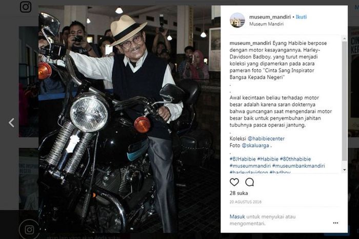BJ Habibie  berpose dengan motor kesayangannya yang dipajang di Museum Mandiri