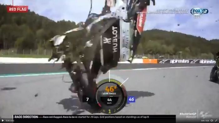 Video dari depan motor Valentino Rossi saat motor Johann Zarco melintas