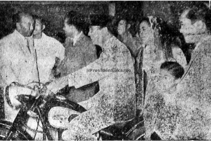 Presiden Soekarno tertangkap kamera menaiki motor sembari tersenyum