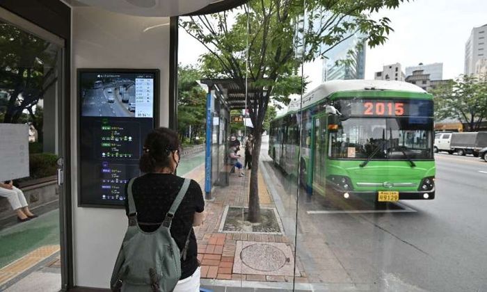tiap bilik halte dilengkapi layar yang menampilkan informasi kedatangan bus