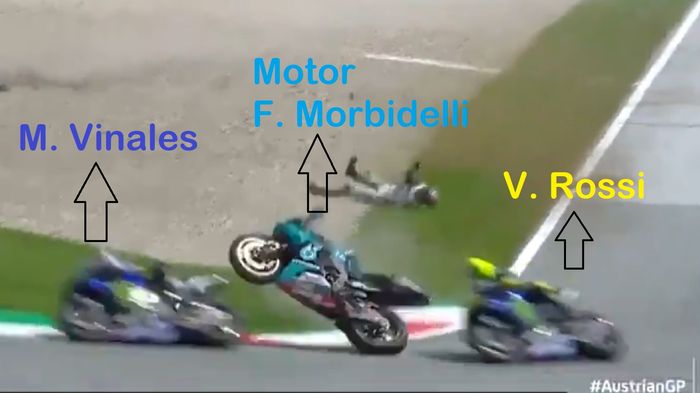 Momen saat Rossi hampir tertabrak motor Franco Morbidelli yang meluncur setelah kecelakaan