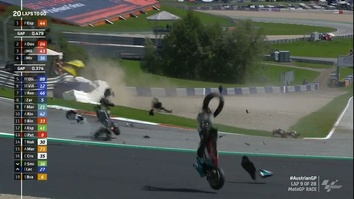 Crash parah Johann Zarco dan Franco Morbidelli di MotoGP Austria 2020, Valentino Rossi dan Maverick Vinales nyaris tertiban motor