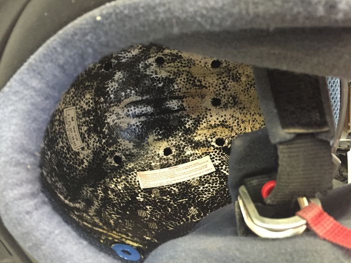 Ilustrasi bagian EPS helm yang sudah mengalami kerusakan