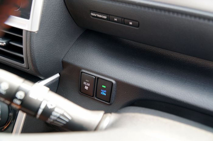 Fitur pembersih udara atau Integrated Air Purifier (Car Ionizer)