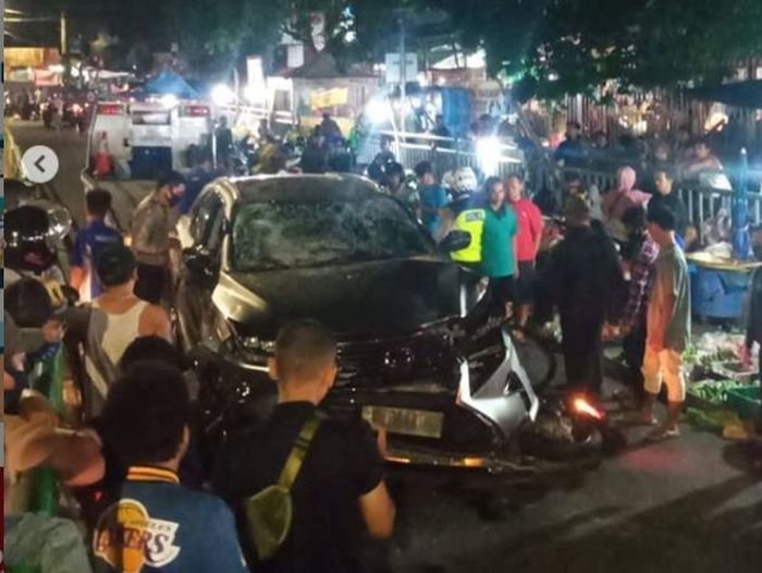 Lexus RX200 terjang Honda Vario 125 hingga tertelan ke kolong di Pasar Palmerah, Jakarta Pusat