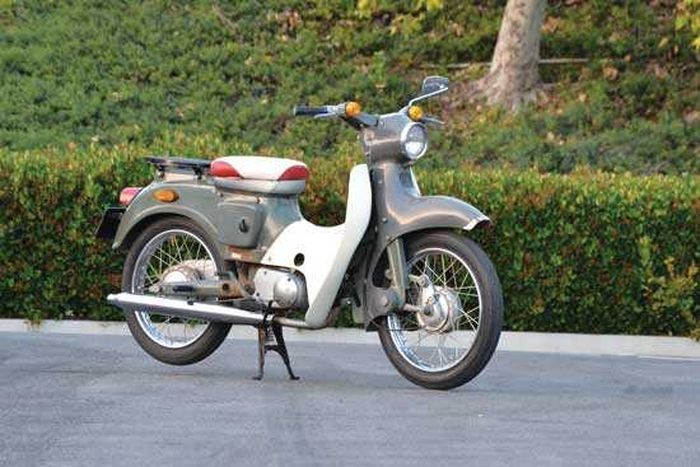 detail tampilan Kawasaki 125B7, lampu depan dan desain bodinya mirip Honda Super Cub