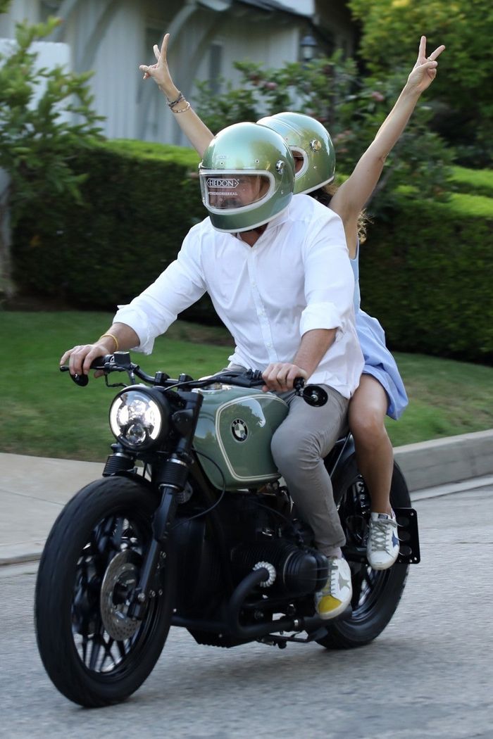Aktor Ben Affleck pemeran Batman dapat kado dari sang kekasih berupa motor custom berbasis BMW seri R lawas.