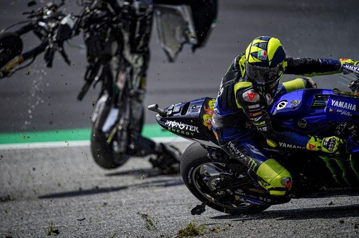 Valentino Rossi dan Maverick Vinales nyaris tertimpa motor pada MotoGP Austria 2020