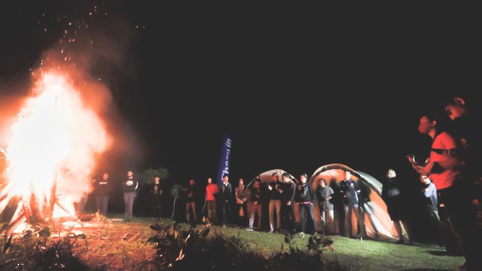 Seluruh peserta nyanyikan lagu Indonesia Raya di depan api unggun