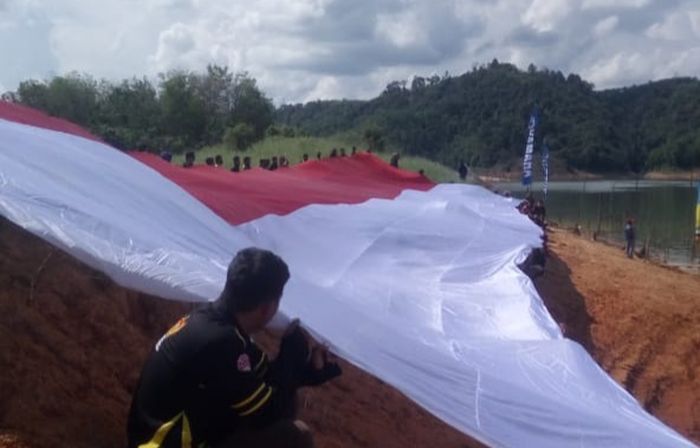 Pengibaran bendera Merah Putih sepanjang 500 meter di Pekanbaru, Riau.