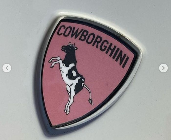Tampilan logo Lamborghini Huracan yang diubah jadi berkonsep sapi