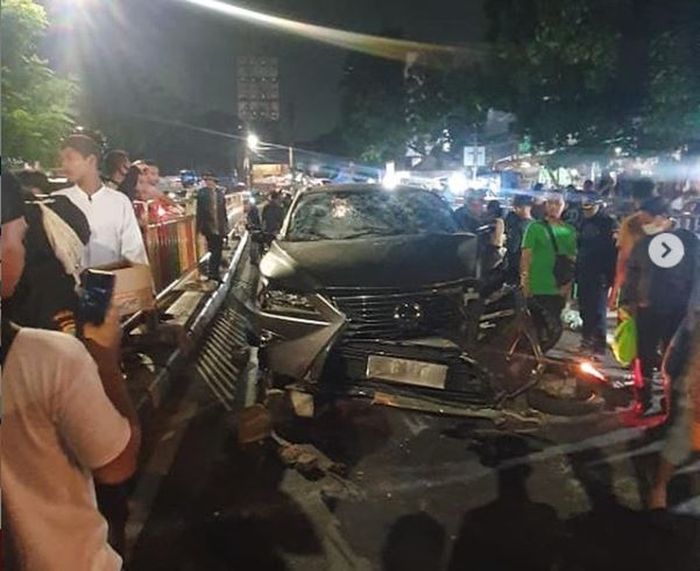 Lexus RX200 terjang Honda Vario 125 hingga tertelan ke kolong di Pasar Palmerah, Jakarta Pusat