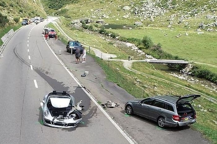 Foto kecelakaan Bugatti Chiron, Mercedes-Benz C Class dan Porsche 911 Cabriolet di Pegunungan Alpen, Swiss
