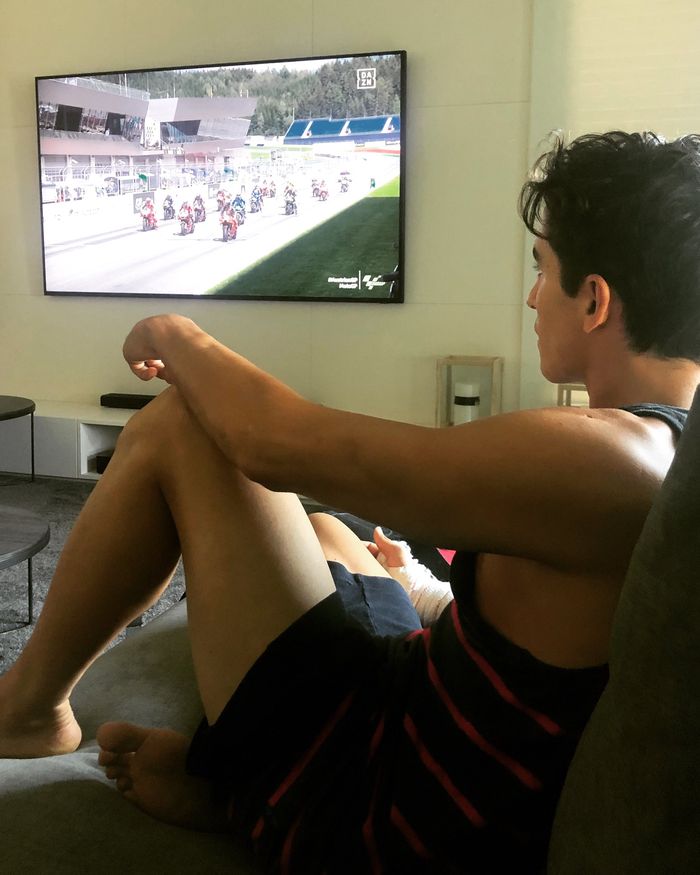 Marc Marquez ikut menyaksikan MotoGP Austria 2020 di rumahnya dalam kondisi lengan kanan dibalut kain