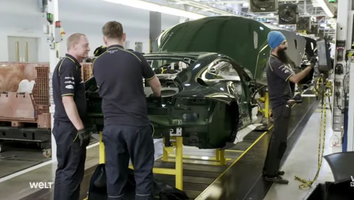 Proses perakitan Aston Martin V8 Vantage di jalur produksi.
