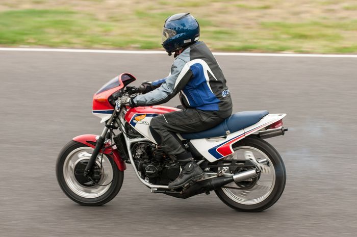 Honda MVX250F.