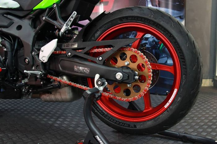 Kawasaki Ninja ZX-25R tampil gagah pakai pelek OZ Racing Piega R Forged!