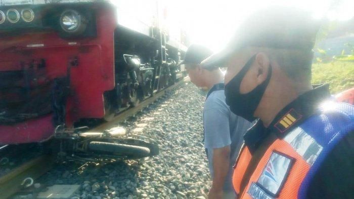 Kondisi akhir Honda Kharisma yang tergilas lokomotif langsir di Kroya, kabupaten Cilacap
