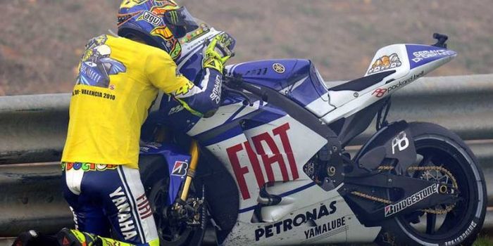 Valentino Rossi mencium motornya pda MotoGP Valencia 2010