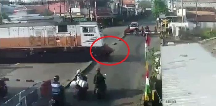 Kronoligi pengendara Honda Kharisma tergilas lokomotif langsir akibat terobos palang pintu kereta api di Kroya, kabupaten Cilacap