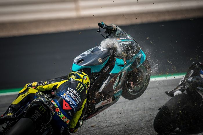 Valentino Rossi hampir terkena motor Franco Morbidelli pada crash MotoGP Austria 2020