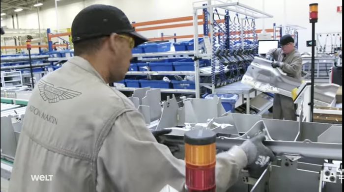 Proses perakitan bodi dasar Aston Martin V8 Vantage.