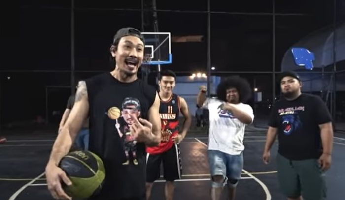 Denny Sumargo menerima tantangan Babe Cabiita untuk bermain basket demi mempertahankan Suzuki Katana