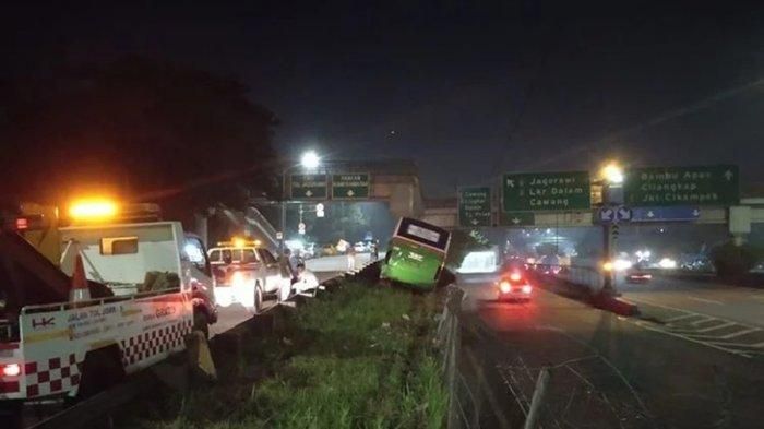Proses evakuasi bus Mayasari Bhakti yang terobos dan nyakut di pembatas tol JORR