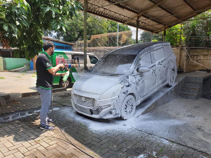 Ilustrasi cuci mobil dengan shampoo Grass