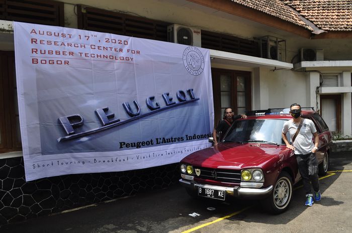 Ketua PLA Sri Budiarto Santoso dengan Peugeot 504 Break (Station Wagon)