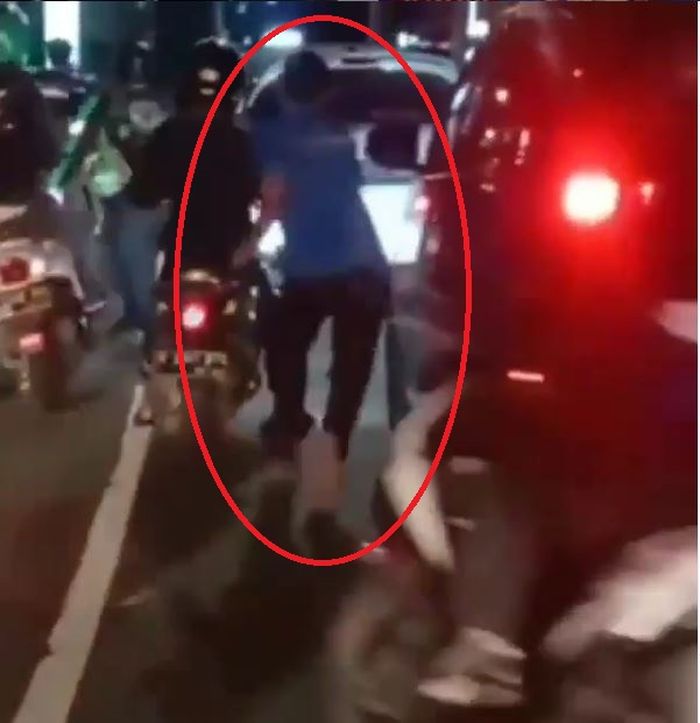 Pengemudi ambulans yang marah dan lari karena lajunya dihalang-halangi ambulans di Pondok Indah, Jakarta Selatan