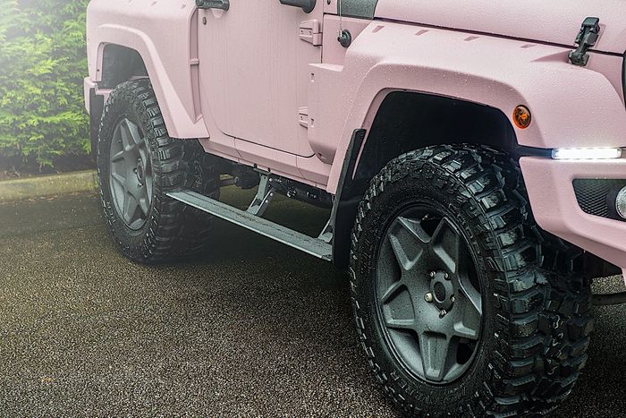 Jeep Wrangler pink, garapan Kahn dan Chelsea Truck