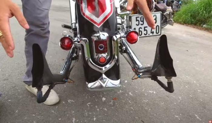 injeksi bahan bakar pada muffler Harley-Davidson Dyna yang menyemburkan api.