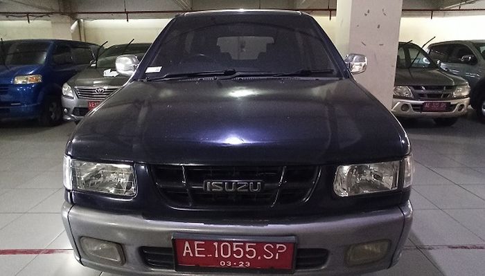 Tampak depan Isuzu Panther 2004 yang dilelang Ditjen Pajak.